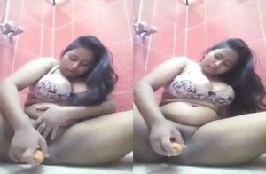 Big Boobs Girl Masturbating Pussy With Carrot